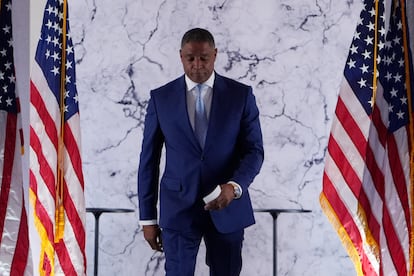 El portavoz demócrata, Cedric Richmond, camina hacia el escenario de la universidad de Howard, Washington, para comparecer ante los seguidores de Kamala Harris.