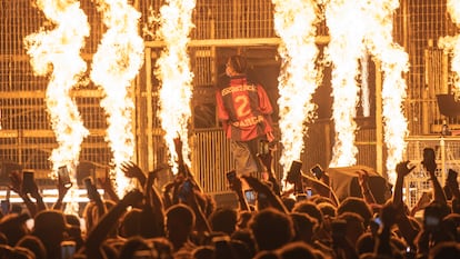 El rapero Travis Scott, con la camiseta del Barça, durante su actuación el sábado en Barcelona.