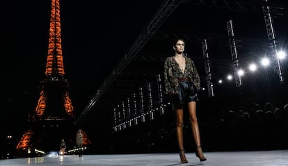 La modelo Kaia Gerber, en el desfile de este martes de Saint Laurent en la Semana de la Moda de Par&iacute;s.