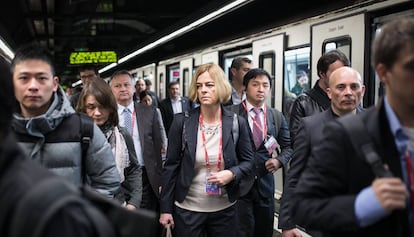 Congresistas en el metro durante el MWC.