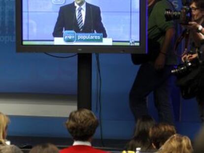 El plasma colocado en la sala de prensa del PP el 2 de febrero de 2013, cuando Rajoy compareció ante el Comité Ejecutivo del PP para negar haber recibido dinero negro tras la publicación de los papeles de Bárcenas.
