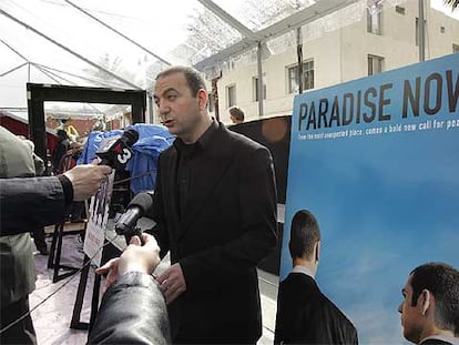 Hany Abu-Assad, director de <i>Paradise Now</i>, habla con los reporteros en Los Ángeles.