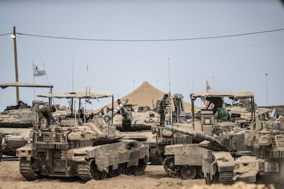 Varios blindados estacionados cerca de la frontera entre Israel y Gaza, este martes.