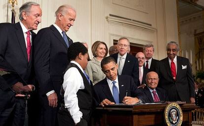 Barack Obama firma la ley de la reforma sanitaria.