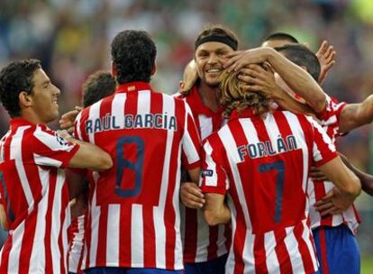 Los jugadores del Atlético felicitan a Forlán por el primer gol, que marcó Vintra en propia puerta tras un centro del uruguayo.