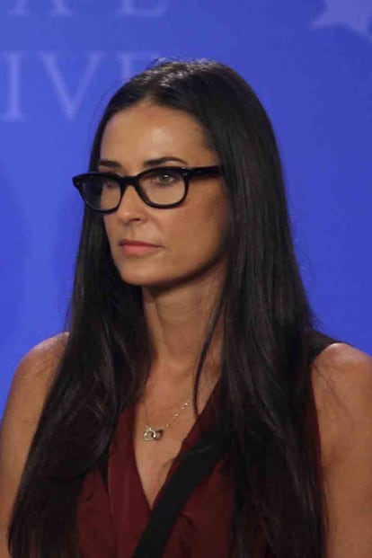 Puede parecer muy típico pero a Demi Moore las gafas le dan un toque muy intelectual. Apostamos a que ella lo sabe porque, aunque todavía no ha dado el salto a ponerse gafas en los estrenos de sus películas, sí que tira de ellas en acontecimientos más serios. En la foto, la actriz en un acto contra el tráfico de personas.