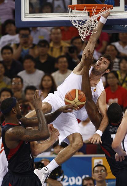 Los últimos Juegos Olímpicos en Pekín en el 2008 dieron lugar a uno de los grandes partidos de baloncesto que se recuerdan. La España de los ÑBA fue un más que digno rival frente a las estrellas norteamericanas en la final por el oro olímpico. La selección tuvo contra las cuerdas a Estados Unidos durante muchas fases del partido, aunque al final se quedó con la medalla de plata (107-118). En la imagen, Rudy machaca el aro delante de LeBron James y Howard.