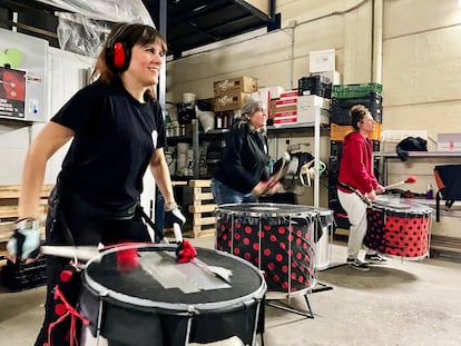 Las integrantes de la batucada Samba da Rua practican en una nave del polígono industrial de Villaverde, en Madrid.