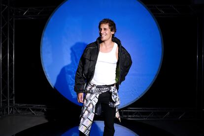 El actor Martiño Rivas, con chaqueta de H&M X Mugler.