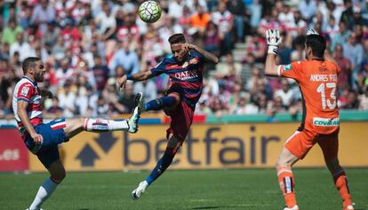 Neymar dispusta el balón con Lombán ante la mirada de Fernández.