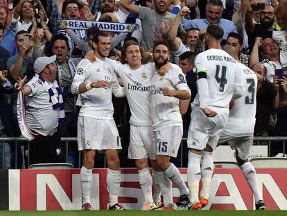 Los jugadores del Real Madrid, se abrazan tras el primer gol.