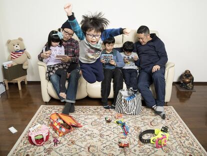 Los hermanos Takayasu (izquierda, 39 años) y Masami (43), con sus hijos Rea (6), Yushi (4), Ryota (9) y Kota (6) en la casa familiar en Hon Atsugi (Japón), donde se reúnen cada fin de semana para compartir tiempo y diversión. <br><b>Papá, ¿qué hacemos ahora?</b><br>¡Gabri, despierta! Son las seis. Vamos a pescar”. Sentí la mano de mi padre sobre mi hombro. Era domingo, un domingo de finales de febrero de 1986, y comenzaba nuestro ritual más esperado de la semana: un día solo para nosotros dos, aunque a veces se sumara algún amigo. Un día de charlas y, sobre todo, de largos silencios. Yo tenía ocho años, y desde que mi madre le había regalado un año antes una barquita de pesca a mi padre, estas excursiones al lago Trasimeno (Umbría, Italia) eran pura emoción. Son sin duda mis recuerdos de infancia más vívidos. Recientemente cumplí 42 años. Soy soltero y no tengo hijos, aunque he empezado a sentir el deseo de convertirme, yo también, en padre, como la mayoría de mis amigos. Paso mucho tiempo con ellos. Observo cómo crían a sus hijos, cómo se relacionan con ellos. Este es precisamente el foco de este proyecto fotográfico. Esté donde esté en el mundo, cuando conozco a un padre indago sobre su relación con sus hijos. Y cuando puedo los retrato juntos. El resultado es una deliciosa colección de historias que despliegan enseñanzas y consejos. Miro al futuro, aunque también rememoro aquellos domingos maravillosos que pasaba con mi padre. —EPS