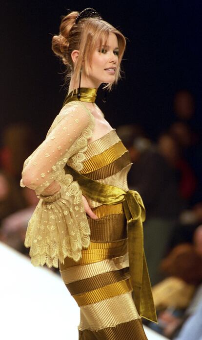 La modelo Claudia Schiffer en un desfile de los diseñadores Victorio y Lucchino en la Pasarela Cibeles en febrero de 1993.

