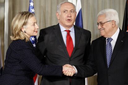 Hillary Clinton saluda a Mahmud Abbas ante la mirada de Benjamín Netanyahu.