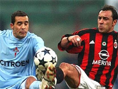 Christian Brocchi del Milán y Juanfran del Celta pelean por el balón.