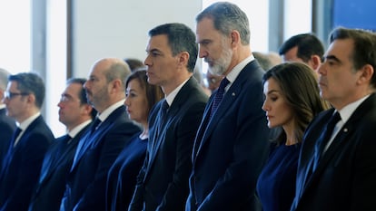 Los Reyes, acompañados este lunes del vicepresidente de la Comisión Europea, Margaritis Schinas (derecha); el presidente del Gobierno, Pedro Sánchez; la presidenta del Congreso, Francina Armengol; el presidente del Senado, Pedro Rollán; y los ministros José Manuel Albares y Félix Bolaños, durante el acto conmemorativo del Día Europeo de las Víctimas del Terrorismo, en Madrid.