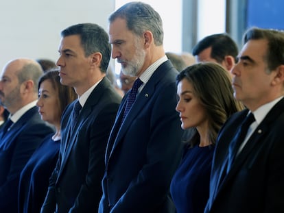 Los Reyes, acompañados este lunes del vicepresidente de la Comisión Europea, Margaritis Schinas (derecha); el presidente del Gobierno, Pedro Sánchez; la presidenta del Congreso, Francina Armengol; el presidente del Senado, Pedro Rollán; y los ministros José Manuel Albares y Félix Bolaños, durante el acto conmemorativo del Día Europeo de las Víctimas del Terrorismo, en Madrid.