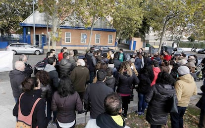 Concentración de la AMPA del colegio Constitución 1812 frente a la Dirección del Área Territorial Madrid Sur de Leganés.