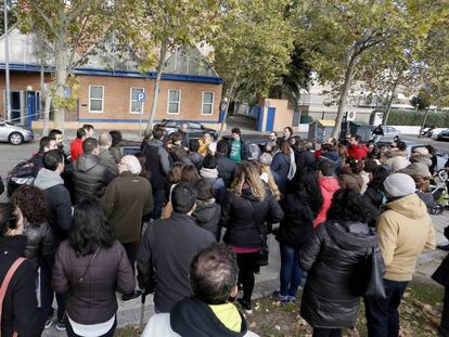 Concentración de la AMPA del colegio Constitución 1812 frente a la Dirección del Área Territorial Madrid Sur de Leganés.