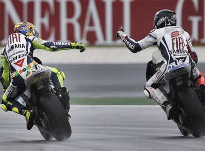 Jorge Lorenzo (a la derecha) felicita a Valentino Rossi después de la carrera de ayer en Sepang.