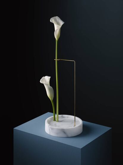 No son esculturas, son flores, eso sí, sujetas por un filamento metálico desde la base de mármol.