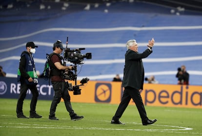 Ancelotti aplaude al final del partido, tras clasificarse el Real Madrid para la final de la Champions League.