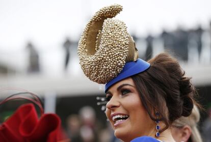 Tradicionalmente es el hipódromo de Ascot quien reúne los estilismos más originales pero Cheltenham ahora le hace competencia.