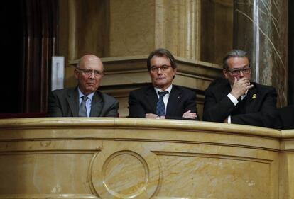 El expresident, Artur Mas (c) asiste a la sesión de investidura en el Parlament, el 22 de marzo. 