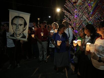 Velas en memoria de los m&aacute;rtires jesuitas en San Salvador cuando se cumplen 28 a&ntilde;os de la masacre.