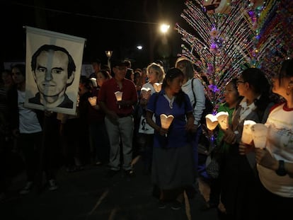 Velas en memoria de los m&aacute;rtires jesuitas en San Salvador cuando se cumplen 28 a&ntilde;os de la masacre.