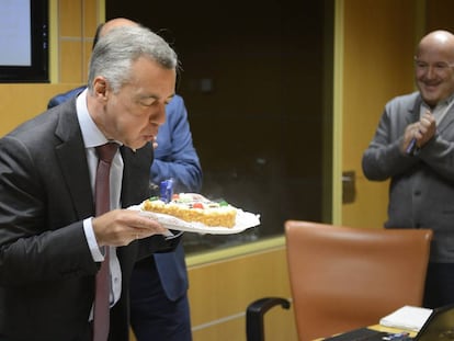 Urkullu sopla las velas de una tarta por su 56 cumpleaños.