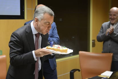 Urkullu sopla las velas de una tarta por su 56 cumpleaños.