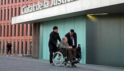 El expresidente del Palau, Fèlix Millet, junto a su abogado y su asistente.