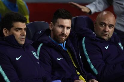 El delantero del Barcelona, Lionel Messi, en el banquillo, antes de comenzar el partido.
