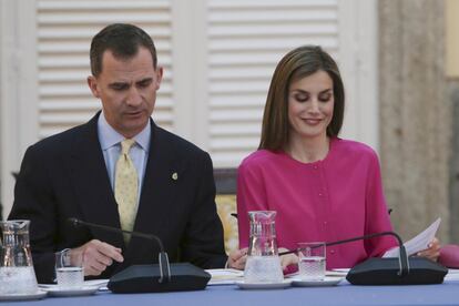 Los Reyes, en un acto en el palacio del Pardo. El peinado de doña Letizia es similar al que llevaba cuando se convirtió en princesa.