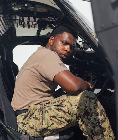 Avery Knighten-Jewel, miembro del escuadrón de helicópteros Maritime Strike 79 Griffins. Es de Chicago (EEUU) y trabaja como técnico de aviación.