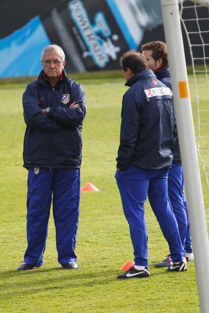 Manzano, con Vizcaíno y Baraja en el entrenamiento de ayer.
