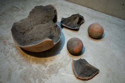 Las esferas de barro y, a veces cubiertas de oro, de Bosco Sodi, toman alrededor de un año en secar antes de poderse colocar en el horno. Cuando se colocan sin que hayan secado por completo, explotan, como ésta.