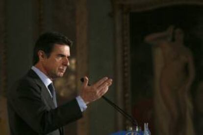 El ministro de Industria, Energía y Turismo, José Manuel Soria, durante la presentación que ha hecho hoy de la conferencia que el alcalde de Las Palmas de Gran Canaria y presidente de la Red de Ciudades de África Occidental, Juan José Cardona, ha pronunciado en el Fórum Europa.