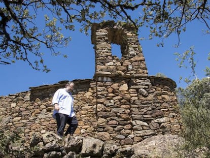 Joan Nadal, uno de los siete propietarios de Llirt, pasea por delante de la iglesia del pueblo. 