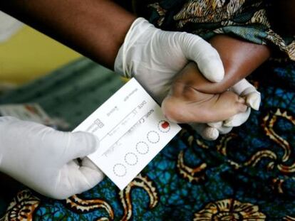 Una enfermera toma una muestra de sangre a un bebé de madre seropositiva en Malawi
