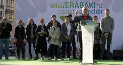 Los candidatos de Bildu a la presidencia del Gobierno durante el acto final de la manifestación contra la Constitución, en Bilbao.