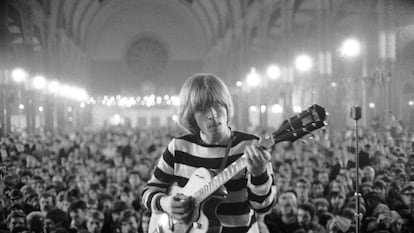 Brian Jones en un concierto en Londres en 1964 de The Rolling Stones.