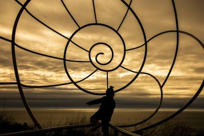 La escultura 'A Buguina', en el cabo de Home.