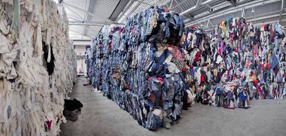 Proceso de reciclaje de ropa.