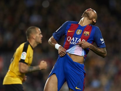 Neymar, en el partido contra el M&aacute;laga en el Camp Nou.