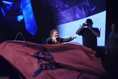 Javier Milei canta durante un acto en el Parque Lezama, en Buenos Aires, el 28 de septiembre.