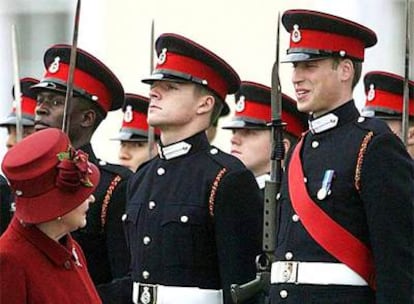 La reina Isabel II sonríe a su nieto Guillermo mientras pasa revista a los recién graduados en la Real Academia Militar de Sandhurst.