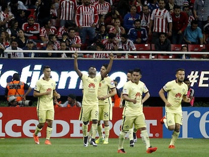 Darwin Quintero y sus compañeros del América festejan el primer gol del partido.