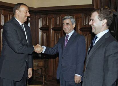 Iián Alíyev, presidente de Azerbiayán y Serge Sarkisián, presindente de Armenia, se estrechan la mano mano en presencia del jefe de Estado ruso, Dimitri Medvedev